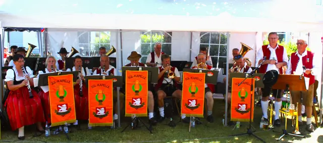 Für gute musikalische Unterhaltung beim Lindenfest sorgten mit zünftiger Blasmusik  die Musiker der SGL-Seniorenkapelle am zweiten Festtag. | Foto: Peter Heider