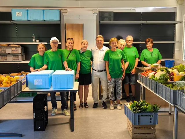 Reinhold Dempf, Zweiter Bürgermeister, mit Heferinnen und Helfern der Lebensmittelausgabestellte Gersthofer Tisch bei der Eröffnung. | Foto: Lorenz Dirr