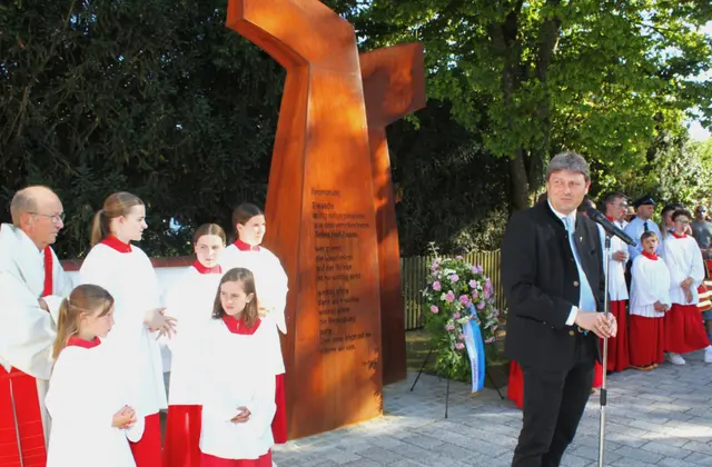 Bürgermeister Michael Higl sprach mahnende Worte zu den Besuchern vor dem neuen Ehrenmal. | Foto: Peter Heider