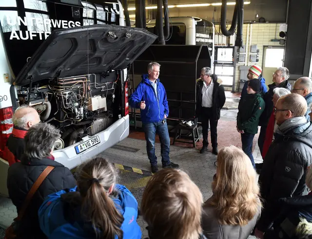 In der Buswerkstatt geben swa Mitarbeitende einen Einblick, was alles zu tun ist, damit die Flotte rollt.  | Foto: swa / Thomas Hosemann