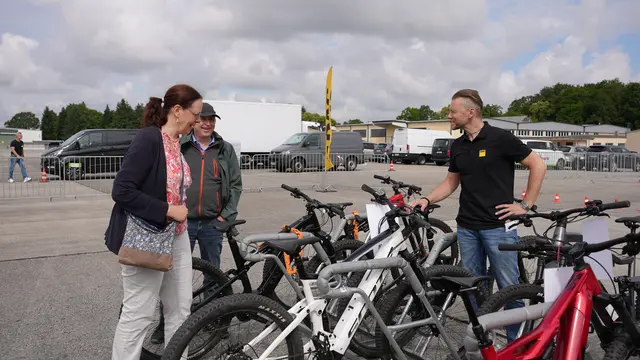 Viele ADAC-Expertinnen und Experten stehen zur Beratung bereit - von Pedelec bis zu Elektro- und Verbrenner-Auto.  | Foto: ADAC/Karin Leisner