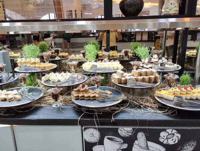 Das Kuchen-Büfett ist herrlich. 
