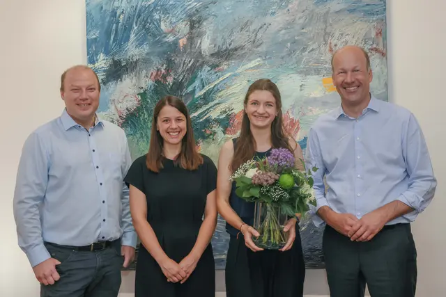 Landrat Martin Sailer (rechts), Andreas Leupolz, Geschäftsbereichsleitung Umweltrecht, und Me-lanie Fichtl, Geschäftsbereichsleitung Service – Zukunft – Klimaschutz, begrüßten Katharina Förg an ihrem ersten Arbeitstag im Landratsamt. | Foto: Lina Prinzensing