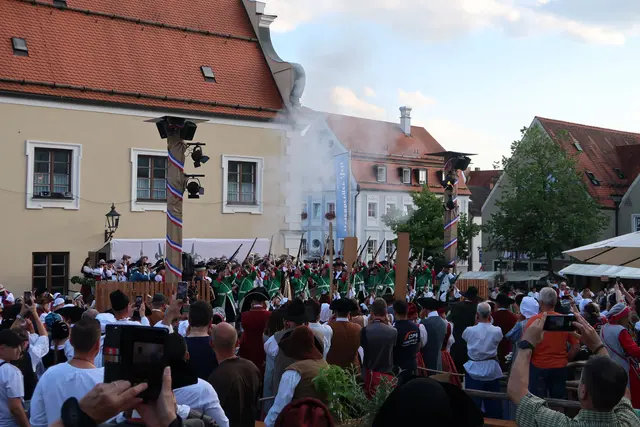 Dass die Friedberger Zeit eröffnet ist, ist dank der Böllerschützen nicht zu überhören