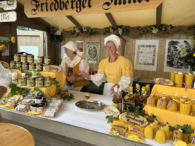 Doris Lojewsky (re.) bietet gut gelaunt feine Produkte aus Honig an - besonders der gekühlte Met kommt als Aperitif hervorragend bei den Besuchern an