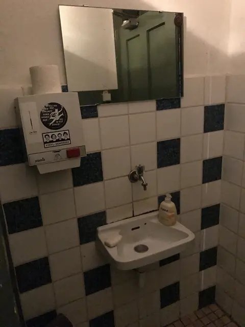 Auch die Herren-Toilette blieb über die Jahre unverändert. Foto: Alexander Hauk / alexander-hauk.de
