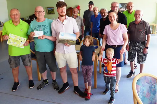 Den Reparateuren überreichten Thomas Hermann (3. von links) und Simone Postigo Perez (4. von rechts) 100 Boni als Anerkennung für das praktische, ehrenamtliche und nachhaltige Engagement. Diese nahm stellvertretend für die Reparateure Herbert Wenzel (2. von links) in Empfang. Ganz links im Bild ist Siegfried Franke, der Vorsitzende des Nachbarschaftsnetzwerks Battenberg. 