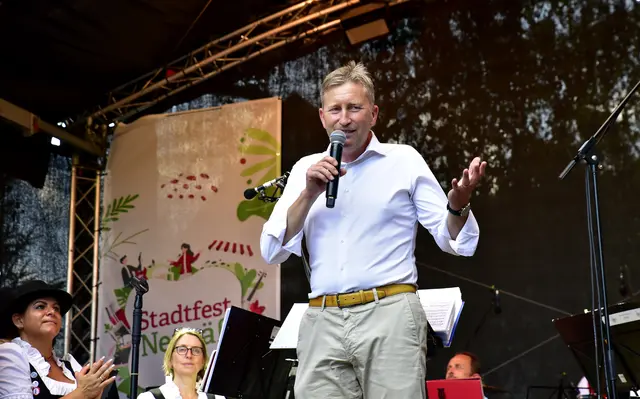 Bürgermeister Richard Greiner begrüßte die Gäste und freute sich auf ein harmonisches Stadtfest.