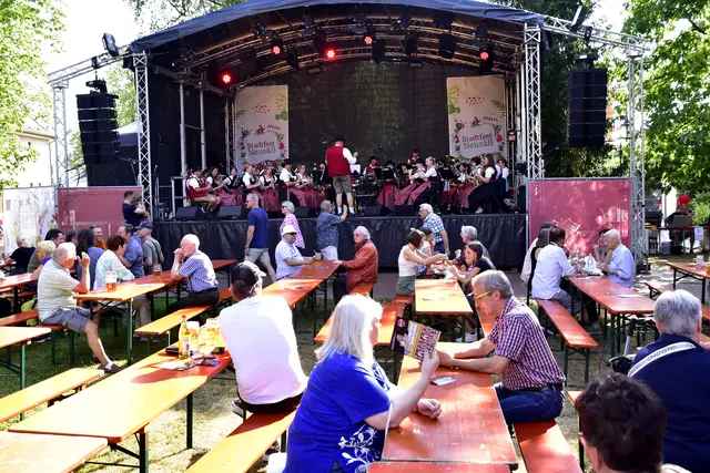 Rund 100 Besucherinnen und Besucher waren bei sommerlichen Temperaturen zur Eröffnung des Stadtfestes gekommen.