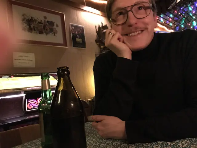 Alexander Hauk wohnte viele Jahre gegenüber von „Bei Otto“. Anfangs schien ihm die Kneipe beim Vorbeigehen nicht sonderlich einladend. Im Sommer, wenn die Sonne noch am späten Nachmittag die Gabelsbergerstraße ausleuchtete, glich der Blick von draußen durch die geöffnete Eingangstür dem in ein schwarzes Loch. Nachdem er viele Jahre vorbeigelaufen war, ging er eines Tages mit einer Freundin hinein – und kam nicht mehr wirklich raus. Nicht im Kopf. Nicht im Herzen. Foto: Alexander Hauk / alexander-hauk.de