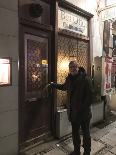 Manchmal begannen die schönsten Abende im Otto bereits auf dem Hinweg. Wenn Eis und Schnee unter den Schuhen knirschten, Kälte die Wangen brennen ließ und der Atem vor dem Gesicht dampfte, dann konnte ein Türglöckchen magische Stunden einläuten. Foto: Alexander Hauk / alexander-hauk.de