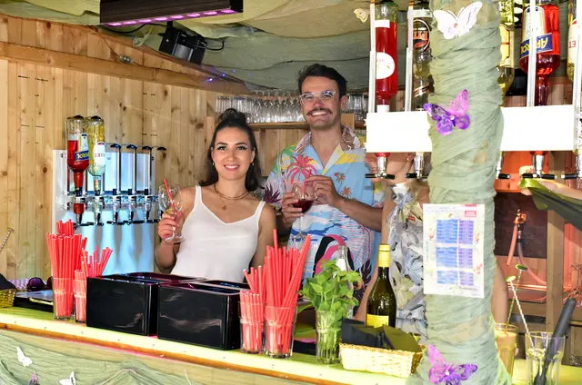 Die "Narrneusia" sorgt mit coolen Drinks und heißen Auftritten für Stimmung auf dem Stadtfest in Neusäß.