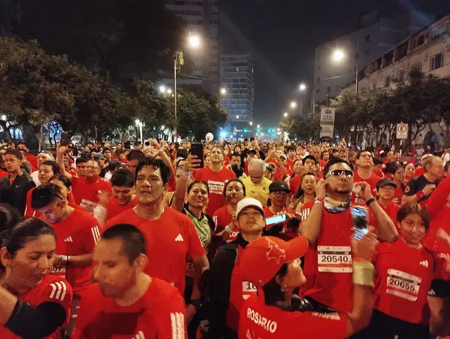 Startaufstellung der 10-km-Läufer/innen. Start um 05:17 h Peru-Zeit. 
