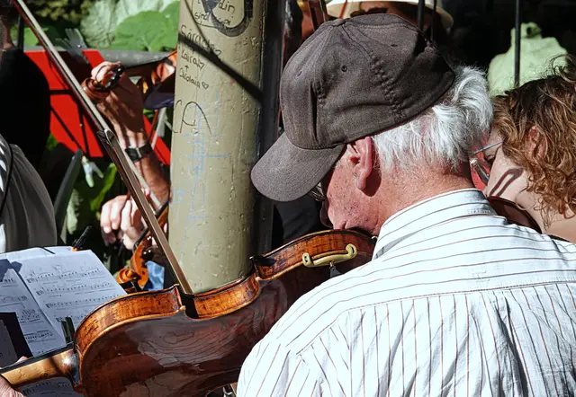 Nach 1 Stunde brauchte so manches Orchestermitglied einen geeigneten Sonnenschutz