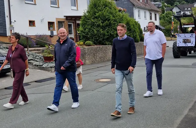 Die Stadtoberhäupter in der Mitte Bürgermeister Dirk Junker