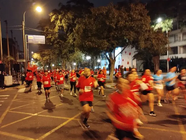 Eine Bombenstimmung erwartet die Athleten auf der 10-km-Strecke. Noch nie habe ich ein so begeistertes Publikum bei einer Laufveranstaltung erlebt.
