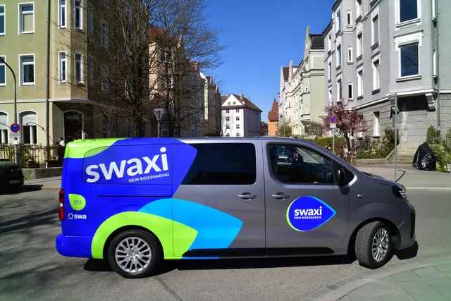 Seit Anfang April 2025 sind zwei eAutos im swaxi-Design für den Ridesharing-Dienst im Einsatz. | Foto: swa/Thomas Hosemann
