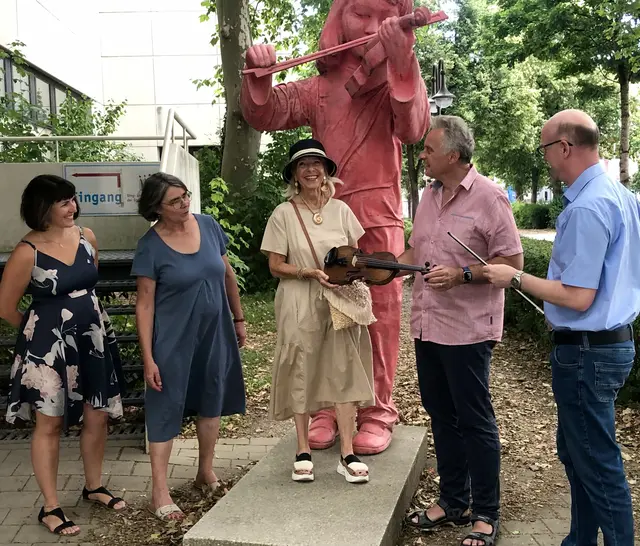 Übergabe der Geige (v.l: Elke Sturm, Susanne Conradi, Ursula Bihler, Robert Weisser, Markus Memminger)