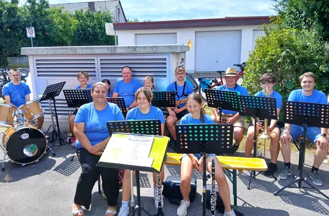 Die Jugendkapelle des Musikverein Erlingen umrahmte das Fest vor dem Erlinger Feuerwehrhaus mit einem bunten Musikprogramm. | Foto: Peter Heider