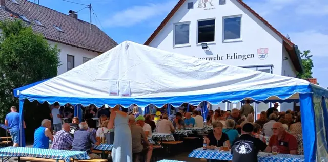 Bei hochsommerlichen Temperaturen besuchten etwa 240 Gäste das traditionelle Weißwurstfrühstück der Erlinger Feuerwehr. | Foto: Peter Heider