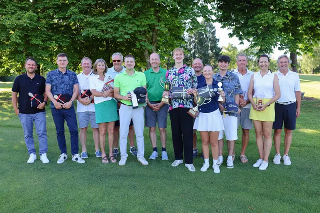 Von links: Dominik Mackevicius, Michael Schmid, Peter Schmidbauer, Sibylle Seidl-Cesare, Peter Klein, Fabian Eger, Landrat Martin Sailer, Vincent Anthuber, Klaus Deleroi, Carola Heurich, Kilian Faaß, Helmut Unverdorben, Cordula Schöllhorn und Jakob Schweyer (Präsident GC Augsburg) | Foto: Carola Kirasic