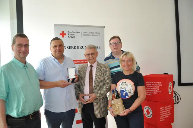 Der stv. Kreisrotkreuzleiter KV Recklinghausen Thomas Teufert wurde mit der Verdienstmedaille des Landesverbandes ausgezeichnet: (von links) Landesarzt Dr. Uwe Devrient, Thomas Teufert, Präsident Dr. Fritz Baur, Landesrotkreuzleiter Thorsten Junker, Landesrotkreuzleiterin Tanja Knopp | Foto: Helena Tenambergen / DRK-Landesverband Westfalen-Lippe