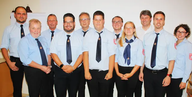 Bürgermeister Michael Higl (dritter von rechts) gratulierte der neuen Vorstandschaft der Freiwilligen Feuerwehr Herbertshofen mit (von links) Florian Schmidberger, Stefan Keller, Richard Heckel, Moritz Nussbauer, Wolfgang Kirchner, Ralf Bobinger, Matthias Kruck, Janine Keller, Philipp Sentpaul und Maria Kruck  zur Wahl. | Foto: Peter Heider