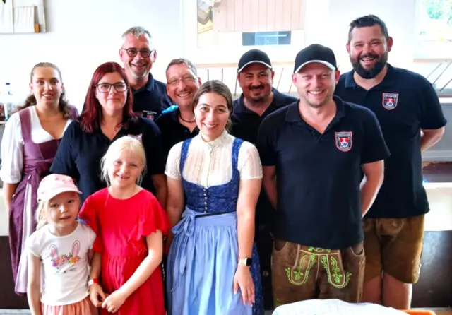 Das engagierte Küchenteam hatte alle Hände voll zu tun um die Festbesucher mit Getränken und Speisen zu versorgen und bewirten. | Foto: Peter Heider