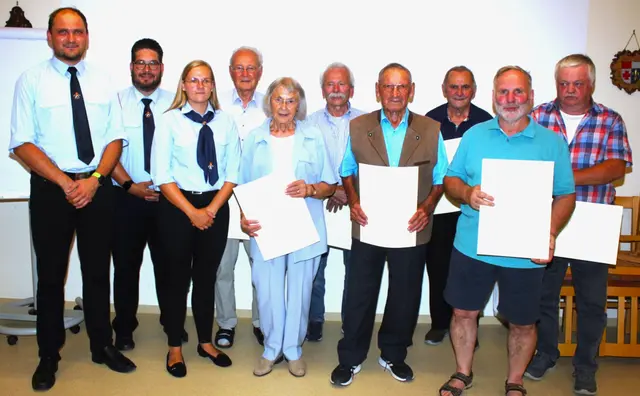Ehrende und Geehrte bei der Freiwilligen Feuerwehr Herbertshofen (von links):  Florian Schmidberger, Moritz Nussbauer, Janine Keller, Rudolf Rösner, Paula Hartl, Simon Kempter, Georg Abold, Xaver Schmidberger, Stefan Schweihofer und Erwin Beer. | Foto: Peter Heider