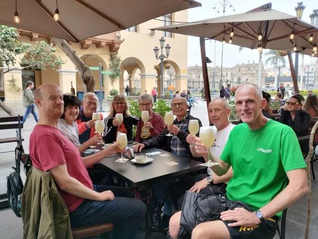 Stadtrundfahrt Lima. Die Laufreisenden erquicken sich mit „Pisco“ dem Nationalgetränk Perus. - Die Stimmung steigt enorm. 
