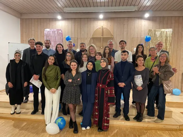 Stolz präsentieren sich die neuen Kulturdolmetscher bei der Überreichung der Zertifikate mit den Trainern und Dozenten. Der zweite weitere Stellvertreter des Landrats Joachim Hien (hinten links), der zweite Bürgermeister der Stadt Dillingen Johann Graf (hintere Reihe 3.v.l.) und der erste Vorsitzende der KEB Dillingen Johannes Demharter (hintere Reihe rechts) gratulierten ebenfalls. Vordere Reihe von links nach rechts: Souzan Mohamad (Trainerin; Syrien), Brunilda Baroka (Albanien), Sadat Hosnia (Afghanistan), Hazal Öktem (Türkei) Von links nach rechts (Mitte): Khadija Alkhatib (Vorsitzende Integrationsbeirat; Syrien), Maysam Nabavi (Afghanistan), Shorena Pilpani (Ukraine), Fatma Yaman (Türkei), Viktoria Haivoronska (Ukraine), Kateryna Koretska (Ukraine), Abdul Matin Hakimyar (Afghanistan), Oksana Shynkar (Ukraine), Barbara Brüning (Dozentin) Von links nach rechts (Hinten): Herr Joachim Hien (weiterer Stellvertreter des Landrats), Abdulh Shawki (Syrien), Shorena Pilpani (Ukraine), Johann Graf (zweiter Bürgermeister der Stadt Dillingen a.d.Donau), Majdi Mohammad (Syrien), Anna Gadecka-Cack (Polen), Roya Mehraban (Afghanistan) Herr Dieter Kogge (Trainer), Ali Sayed Sadat (Afghanistan), Israa Al Khayer (Syrien), Cornelia Kügel- Merkel (Dozentin), Johannes Demharter (1. Vorsitzender KEB Dillingen) | Foto: Julia Mock, Landratsamt Dillingen a.d.Donau