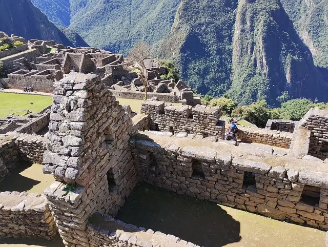 Machu Picchu ist eine gut erhaltene Ruinenstadt in Peru. Die Inka erbauten die Stadt im 15. Jahrhundert auf einem Bergrücken zwischen den Gipfeln des Huayna Picchu und des Berges gleichen Namens (Machu Picchu).
