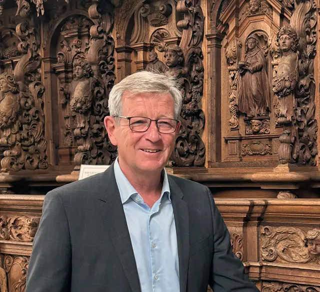 Der stellvertretende Bezirkstagspräsident Peter Schiele vor dem barocken Chorgestühl des Kartausenmuseums Buxheim. | Foto: Matthias Hain
