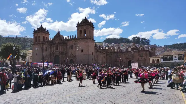 Vor der Cusco Kathedrale wird ein Fest zelebriert. Um welches Fest es sich am 4. Juni 2025 handelte ließ sich nachträglich nicht klären. 

KI: „Am 24. Juni 2025 findet in Cusco, Peru, das Inti Raymi, das Sonnenfest der Inka, statt. Es ist ein farbenprächtiges Fest zu Ehren des Sonnengottes Inti, das auf dem Platz vor der Kathedrale von Cusco beginnt.“ - Also die „2“ weg und dann stimmt´s. 