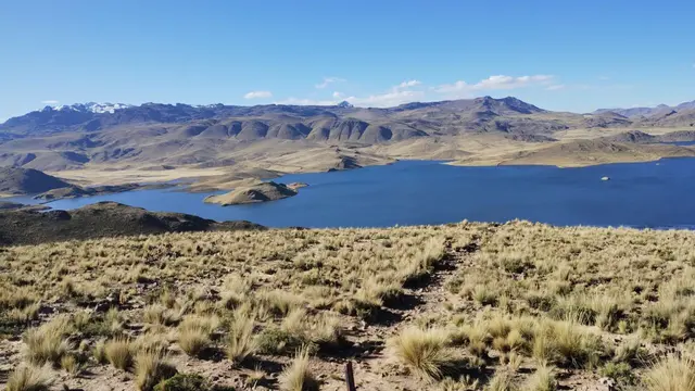 In einer Höhe von 3.810 Meter über dem Meeresspiegel liegt der Titicacasee. Der Titicacasee gilt als Geburtsort der Inkakultur. An seinen Ufern befinden sich zahlreiche Ruinen aus dieser Zeit.