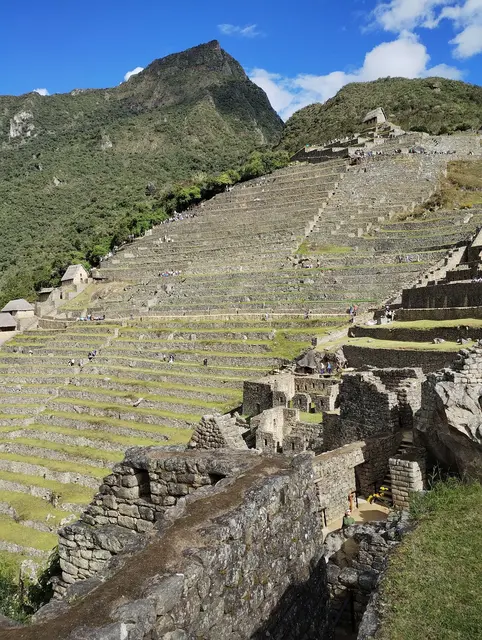 Die terrassenförmige Stadt ist sowohl über einen schmalen Bergpfad als auch über vergleichsweise größere Inka-Pfade mit der einstigen Hauptstadt des Inkareiches Cusco verbunden.
