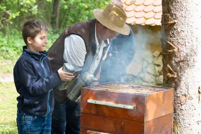 Museumsimker Anton Göck mit tatkräftiger Unterstützung | Foto: Matthias Meyer