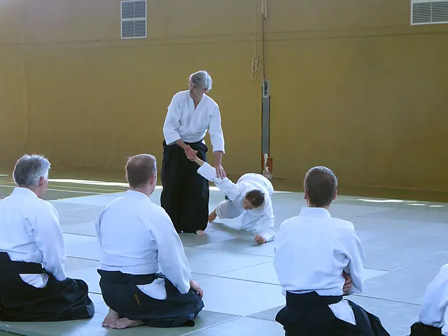 Der belgische Aikido-Meister Jacques Mosbeux (4. Dan) zeigt den Teilnehmern die Hebeltechnik Nikyo.