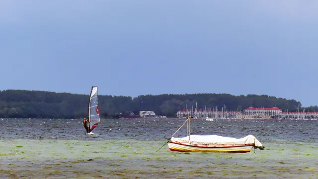 Windsurfer schätzen das für bestimmte Zeiten extra eingerichtete Revier, weil sie hier sehr gute Bedingungen für ihren Wassersport finden. Foto: Helmut Kuzina