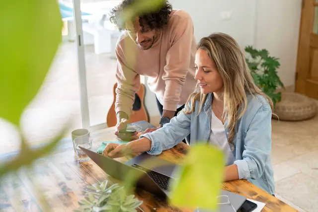 Gaskundinnen und -kunden sollten die wesentlichen Unterschiede zwischen den einzelnen Gasformen kennen, bevor sie sich für einen Tarif entscheiden.

 | Foto: DJD/LichtBlick/Getty Images/Steve Brookland