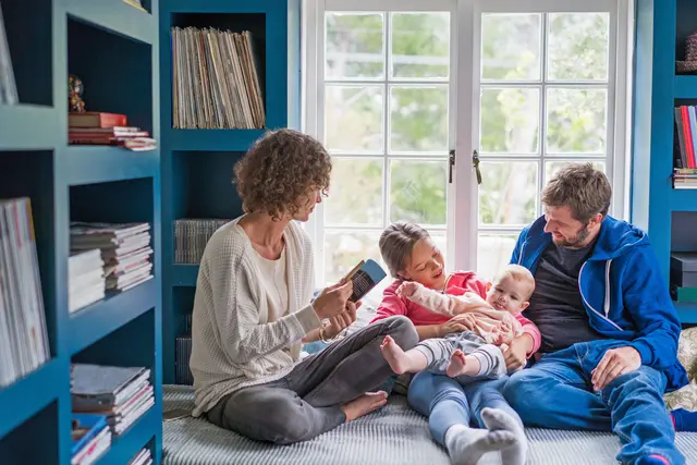 Eine gut gedämmte Gebäudehülle senkt den Energiebedarf eines Hauses erheblich. Wer sich dann eine Wärmepumpe anschaffen will, kann auf ein kleineres, optimiertes und damit kostengünstigeres Model zurückgreifen.

 | Foto: DJD/FMI/Getty Images/Portra