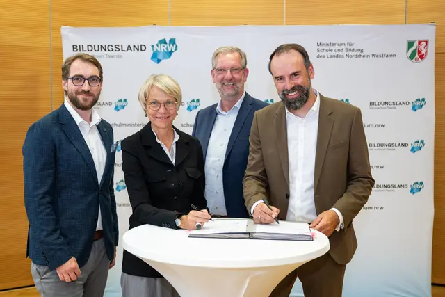 Schulministerin Dorothee Feller und die Vertreter des DRK in NRW bei der Unterzeichnung der Kooperationsvereinbarung: (v.li.) Marc Eickelkamp, Landesreferent des Jugendrotkreuzes Nordrhein, Schulministerin Dorothee Feller, Ingo Hanneken, Leiter des Instituts für Bildung und Kommunikation im DRK-Landesverband Westfalen-Lippe, und Florian Kulik, Vorstand des DRK-Landesverbandes Nordrhein | Foto: Marc Hermenau
