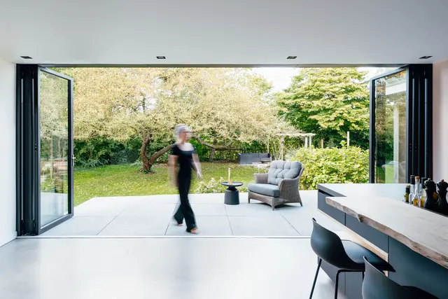 Weit geöffnet schaffen Glas-Faltwände einen fließenden Übergang zwischen innen und außen.

 | Foto: DJD/Solarlux/Malik Pahlmann