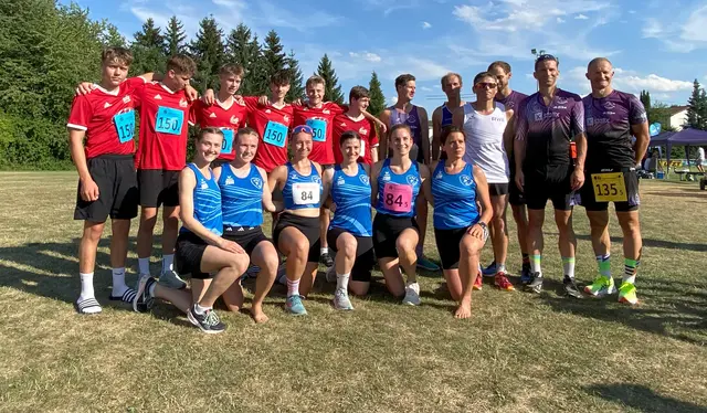 Zufriedene Gewinner: Der VfR Jettingen (links) gewann bei der Jugend, der Triathlonverein Günzburg (rechts) bei den Männern. Bei den Frauen setzte sich der TSV Niederraunau durch.   | Foto: Benjamin Sigmund/Landratsamt Günzburg 