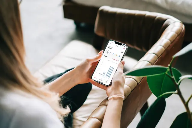 Mieterinnen und Mieter werden durch die App direkt angeregt, auf einen hohen Verbrauch zu reagieren und den eigenen Energiekonsum zu reduzieren.

 | Foto:  DJD/Minol