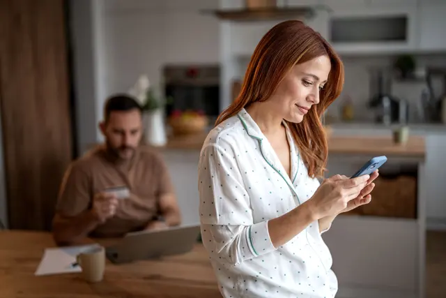 Wenn Mieterinnen und Mieter durch die App zu einem niedrigeren Energieverbrauch angeregt werden, senken sie nicht nur ihre Kosten, sondern tragen auch aktiv zum Umweltschutz und zur Vermeidung von CO2-Emissionen bei.
 | Foto: DJD/Minol/Getty Images/Milan Markovic