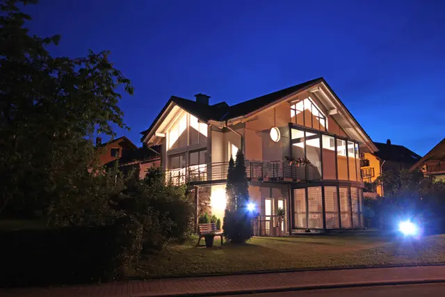 Moderne Rollläden dienen im Sommer vor allem auch im Obergeschoss als Schattenspender - sie können dann aber ebenso beim Energiesparen in der kalten Jahreszeit entscheidend sein.

 | Foto: DJD/Schanz Rollladensysteme/Jan-Michael Schwarz