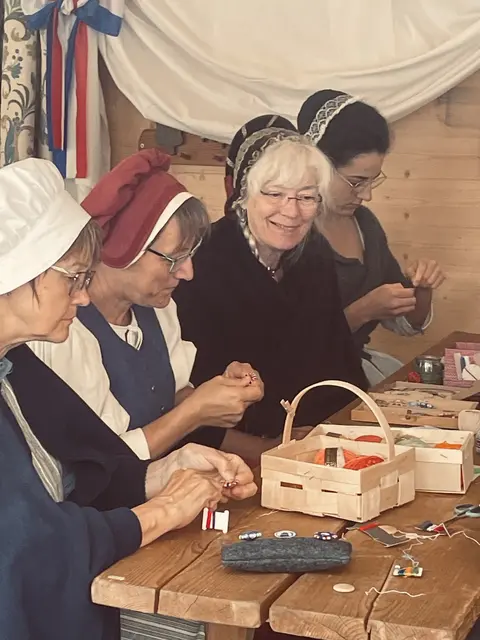 Petra inmitten der fleißigen Teilnehmerinnen