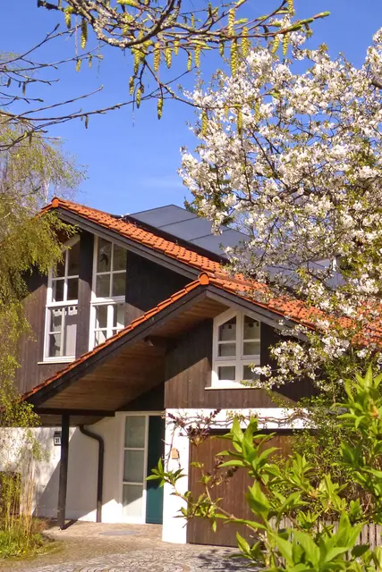 Wer den Öl- oder Gas-Heizkessel in seinem Eigenheim noch nicht in den Ruhestand schicken möchte, für den gibt es verschiedene Wege, über hybride Systeme erneuerbare Energien einzusetzen.

 | Foto:  DJD/Bauherren-Schutzbund