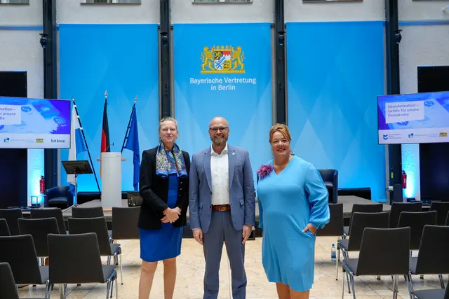 (v.l.): Prof. Dr. Luise Hölscher, Staatssekretärin im Bundesministerium für Digitales und Staatsmodernisierung; Dr. Fabian Mehring, Bayerischer Staatsminister für Digitales; Valentina Daiber, Bitkom-Hauptvorstand und Vorständin der O2 Telefónica Deutschland Holding AG | Foto: (c) StMD